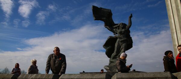 Памятник Освободителям в Риге утром 9 мая Памятник Освободителям в Риге утром 9 мая - Sputnik Latvija