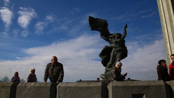 Памятник Освободителям в Риге утром 9 мая - Sputnik Латвия