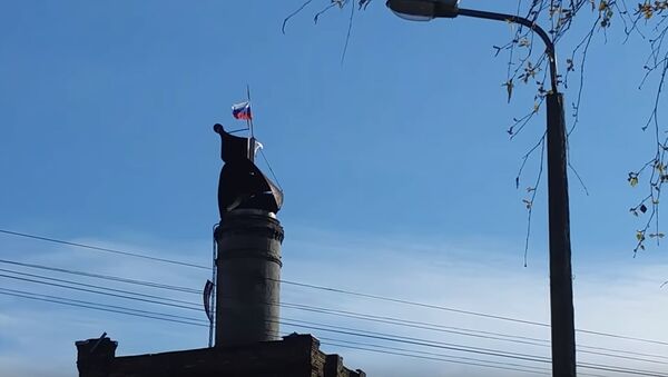 Флаг России на бывшем пивзаводе Варпа (Varpa) - Sputnik Латвия