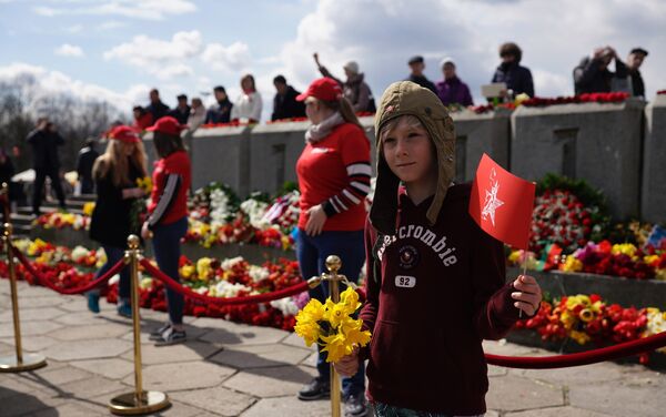 Рига отмечает День Победы у памятника Освободителям - Sputnik Латвия