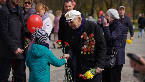 Рига отмечает День Победы у памятника Освободителям - Sputnik Латвия