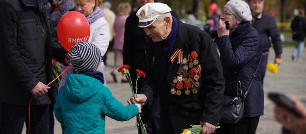 Рига отмечает День Победы у памятника Освободителям - Sputnik Латвия