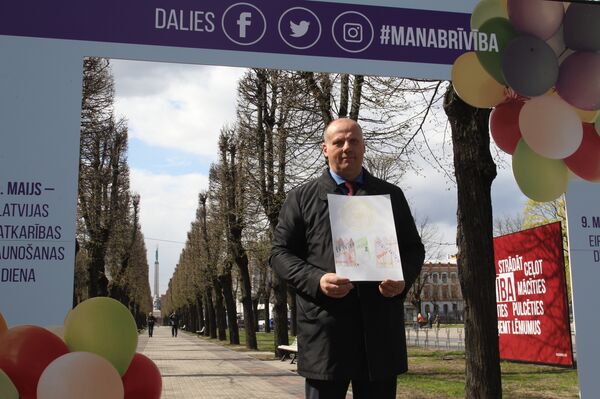 Министр обороны Раймондс Бергманис и его свобода в виде забора с распахнутой калиткой - Sputnik Латвия