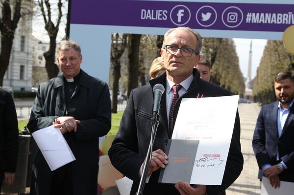 Министр юстиции Дзинтарс Расначс и Сатверсме - Sputnik Латвия