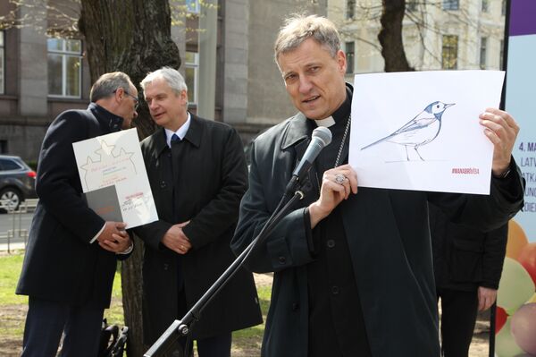 Архиепископ Збигнев Станкевич с рисунком трясогузки - Sputnik Латвия