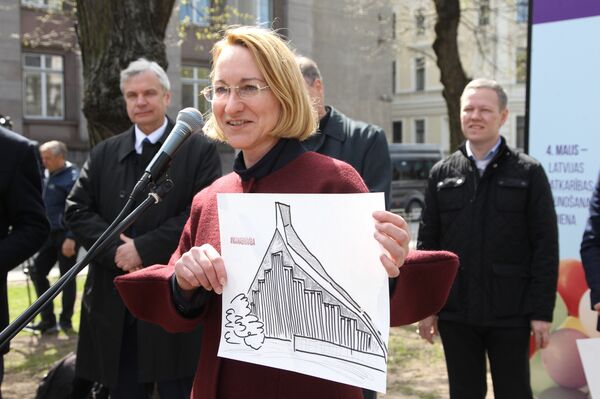 Министр культуры Даце Мелбарде и свобода в виде библиотеки - Sputnik Латвия