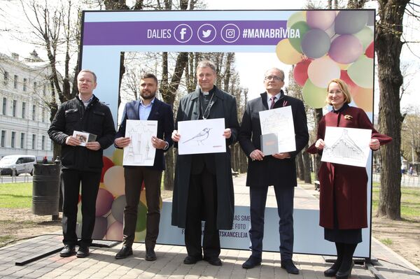 Министры и архиепископ позируют со своими символами свободы  - Sputnik Латвия