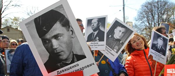 Шествие Бессмертного полка в Риге 9 мая 2017 года - Sputnik Латвия