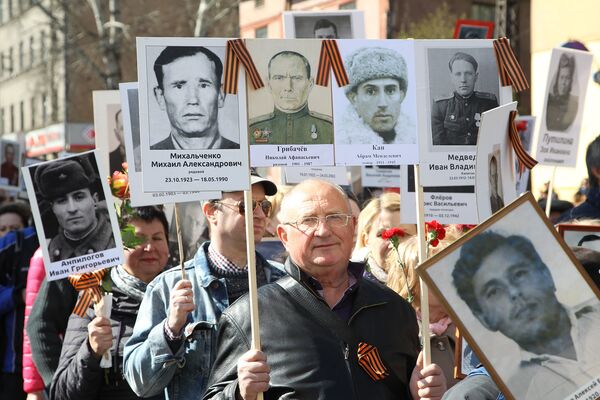 Шествие Бессмертного полка в Риге 9 мая 2017 года - Sputnik Латвия