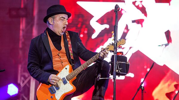 Лидер группы Чайф Владимир Шахрин на концерте 9 мая в Риге, в Парке Победы - Sputnik Латвия