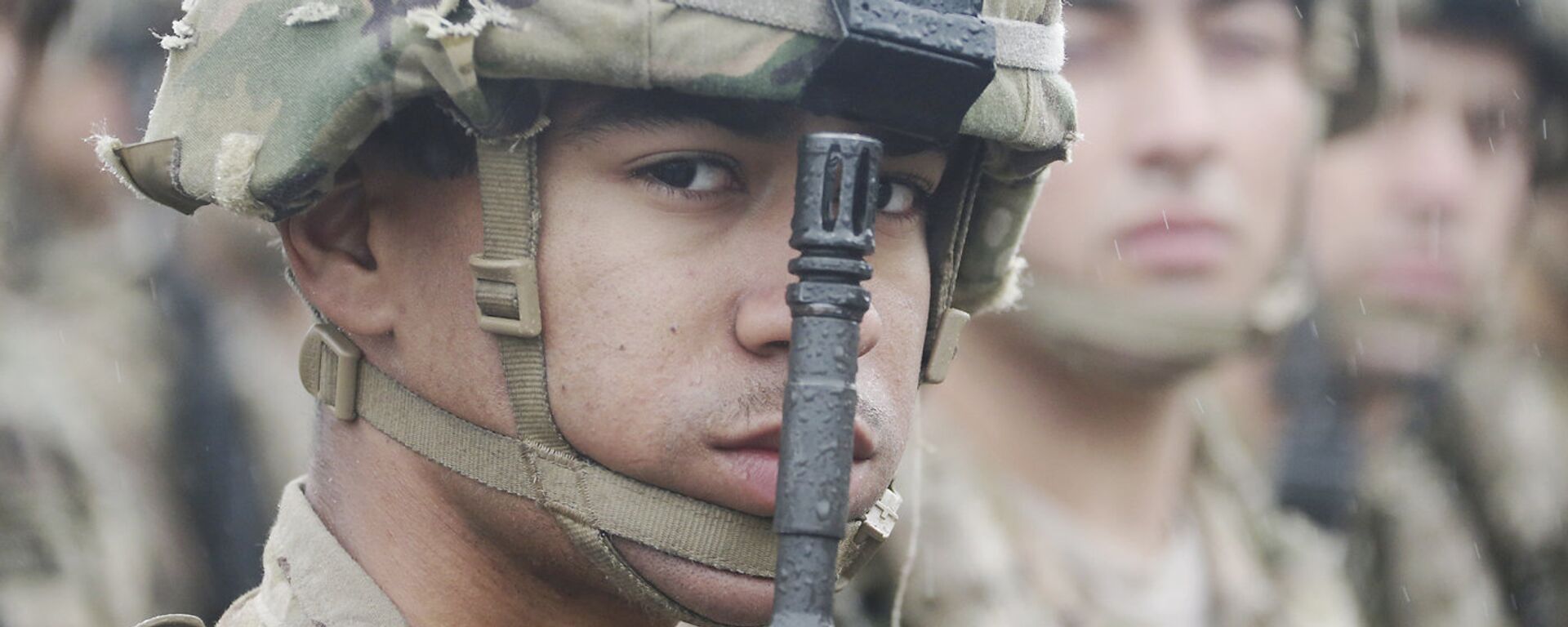 Солдат Латвии в строю на параде Национальных вооруженных сил - Sputnik Латвия, 1920, 22.11.2024