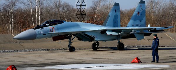 Su-35S ir vienvietīgs 4++ paaudzes iznīcinātājs. Su-35S ir vienvietīgs 4++ paaudzes iznīcinātājs. - Sputnik Latvija
