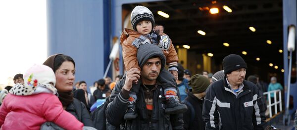 Мигранты в порту Пирей Мигранты в порту Пирей - Sputnik Latvija
