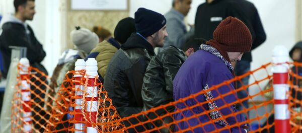 Первая регистрация беженцев в Эрдинге, Германия Первая регистрация беженцев в Эрдинге, Германия - Sputnik Латвия
