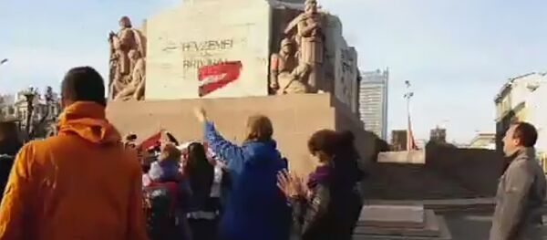 Хоккейные фанаты спели гимн Латвии у памятника Свободы - Sputnik Латвия