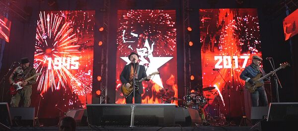 Рижане подпевают группе Чайф в Парке Победы - Sputnik Латвия