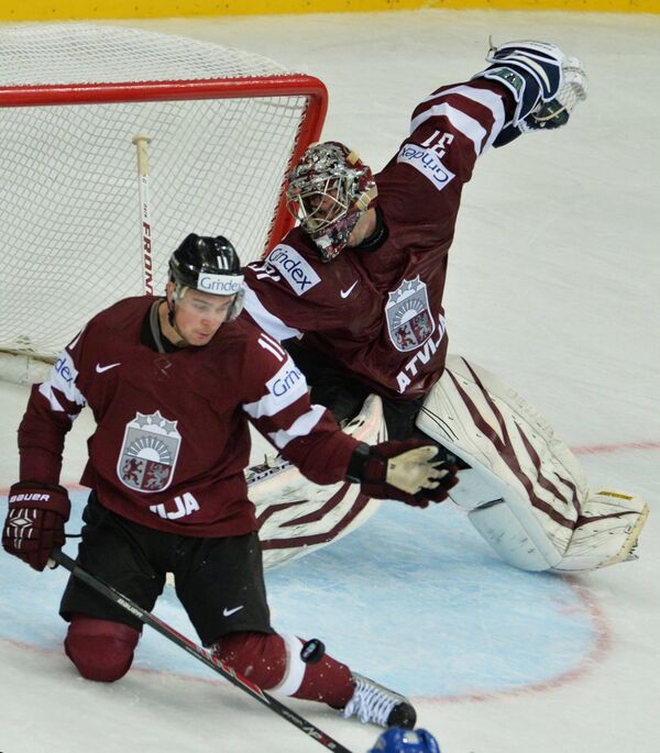 Игрок сборной Латвии Кристапс Сотниекс (слева) и вратарь сборной Латвии Эдгарс Масальскис, архивное фото - Sputnik Латвия