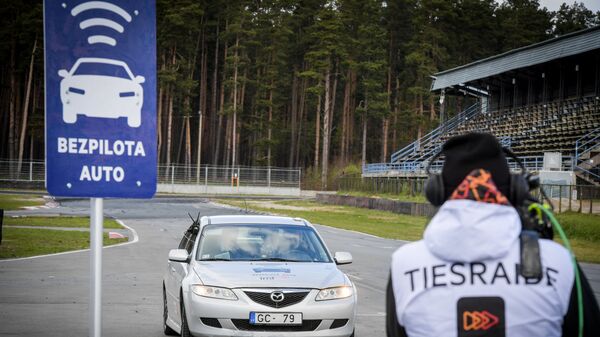 Беспилотный автомобиль на трассе в Бикирниеки - Sputnik Латвия