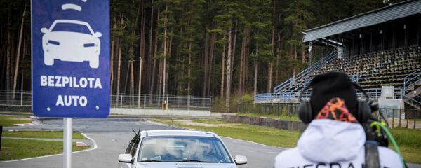 Беспилотный автомобиль на трассе в Бикирниеки Беспилотный автомобиль на трассе в Бикирниеки - Sputnik Латвия
