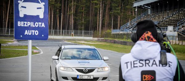 Беспилотный автомобиль на трассе в Бикирниеки - Sputnik Латвия