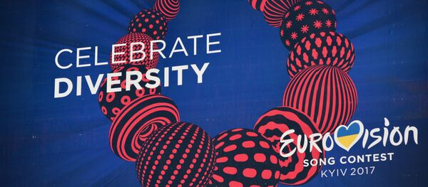 Рекламный щит с символикой международного конкурса эстрадной песни Евровидение в Киеве. Рекламный щит с символикой международного конкурса эстрадной песни Евровидение в Киеве. - Sputnik Latvija