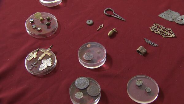Arheologi parādīja Maskavas centrā atrastās Ivana Barga laikmeta monētas - Sputnik Latvija