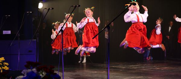 Ансамбль Veja Zirdiņš знает не только латышские народные, но русские народные танцы - Sputnik Латвия