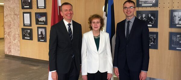 Министр иностранных дел в Таллинне вручает Премию популяризации латышского и эстонского языков переводчице Ливии Виитол - Sputnik Латвия