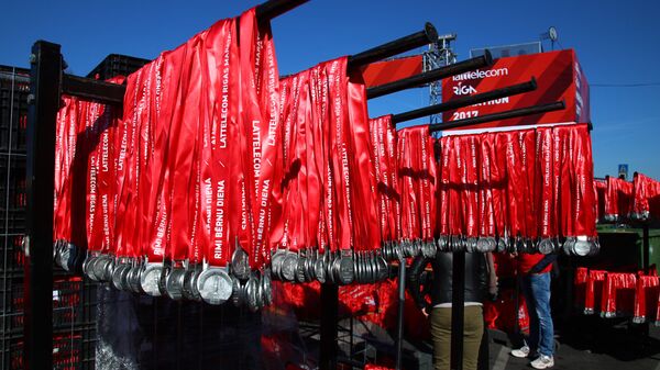 Награды участникам Рижского марафона Награды участникам Рижского марафона - Sputnik Латвия