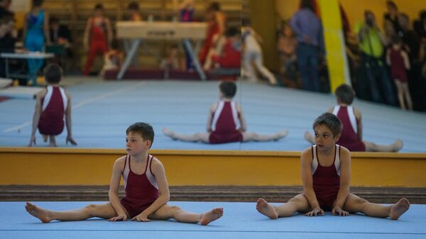 Воспитанники Рижской гимнастической школы разминаются перед соревнованиями - Sputnik Латвия