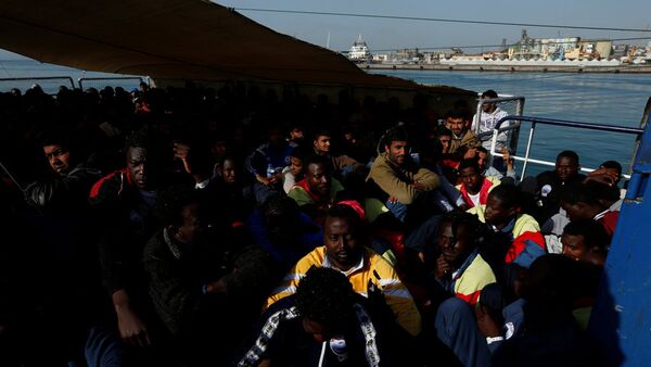 Мигранты ждут прибытия на корабле Феникс в Катанию на острове Сицилия, Италия - Sputnik Latvija