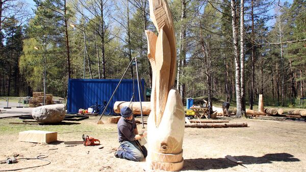 Международный фестиваль деревянных скульптур в Межапарке - Sputnik Латвия