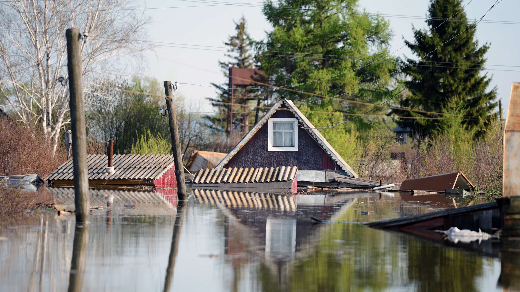 Паводок в стерлитамаке на сегодняшний день. Затопленный дом. Дом у озера. Паводок Тюменская область. Наводнение в Латвии.