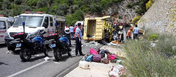 Медики и спасатели на месте аварии туристического автобуса в районе Мармариса на трассе Мугла-Анталья на юго-западе Турции, 13 мая 2017 - Sputnik Латвия