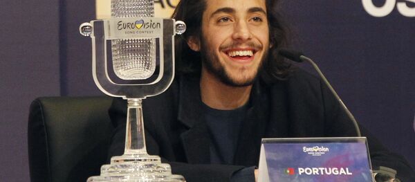 Победителем песенного конкурса Евровидение-2017 стал участник из Португалии Сальвадор Собрал Победителем песенного конкурса Евровидение-2017 стал участник из Португалии Сальвадор Собрал - Sputnik Latvija