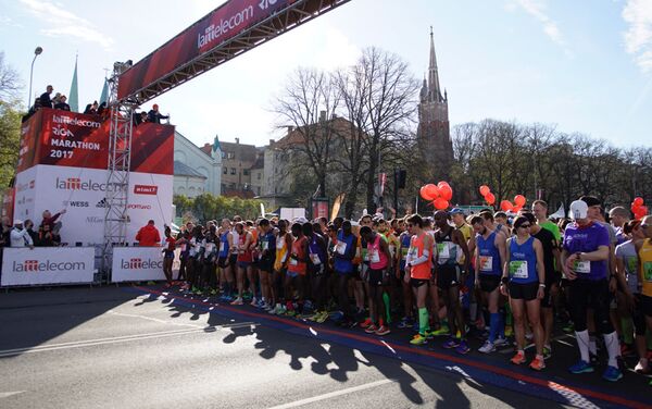 Rīgā startēja ikgadējs Lattelecom maratons - Sputnik Latvija