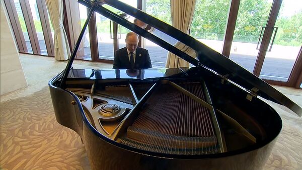 Путин сыграл на рояле Город над вольной Невой и Московские окна в Китае - Sputnik Латвия