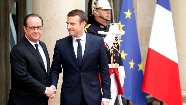 Франсуа Олланд приветствует новоизбранного президента Эммануэля Макрона - Sputnik Latvija