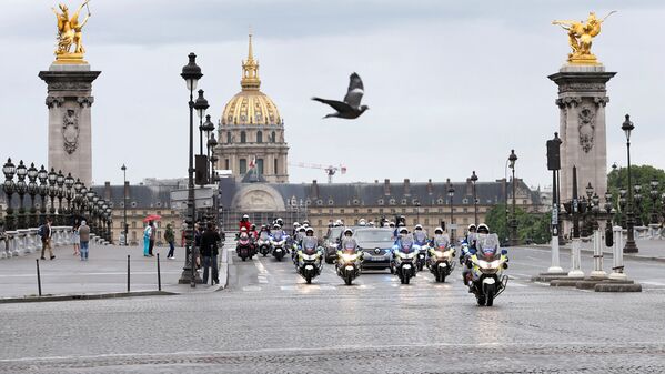 Автомобиль президента Франции Эммануэля Макрона в сопровождении полиции - Sputnik Латвия