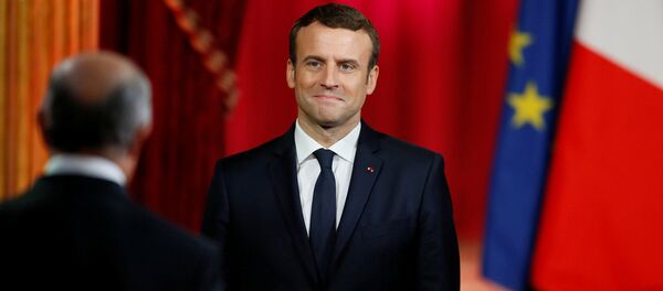 Президент Франции Эммануэль Макрон слушает главу Конституционного Совета Лоран Фабиус во время своей инаугурации в Елисейском дворце в Париже Президент Франции Эммануэль Макрон слушает главу Конституционного Совета Лоран Фабиус во время своей инаугурации в Елисейском дворце в Париже - Sputnik Latvija