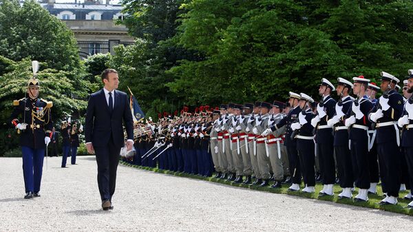 Президент Франции Эммануэль Макрон после инаугурации в парке Елисейского Дворца - Sputnik Латвия