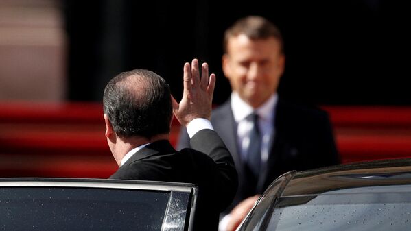 Экс-президент Франции Франсуа Олланд прощается с новоизбранным президентом Франции Эммануэлем Макроном после инаугурации - Sputnik Латвия