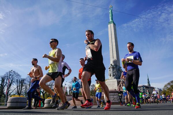 Трасса Рижского марафона проходила у Памятника Свободы - Sputnik Латвия