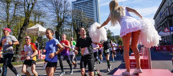 Девушки-черлидерши подбадривают участников забега Девушки-черлидерши подбадривают участников забега - Sputnik Латвия