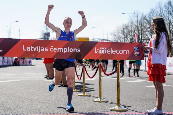 Латвиец Валерий Жолнерович занял четвертое место на Рижском марафоне и обновил рекорд Латвии - Sputnik Латвия