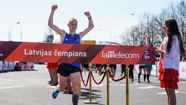 Латвиец Валерий Жолнерович занял четвертое место на Рижском марафоне и обновил рекорд Латвии - Sputnik Латвия