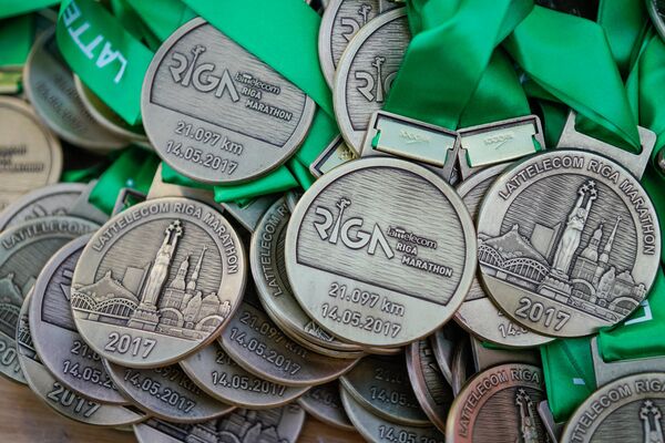 Медали участникам Рижского марафона - Sputnik Латвия