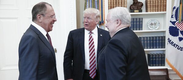 Президент США Дональд Дж. Трамп беседует с министром иностранных дел России Сергеем Лавровым и российским послом в США Сергеем Кисляком во время встречи в Белом доме - Sputnik Латвия