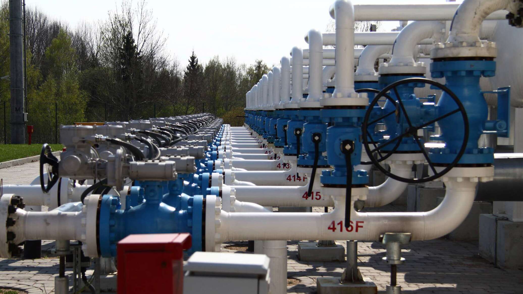 Латвийское подземное хранилище газа. Польша и прибалтика флаги. Прибалтика газ. Инчукалнское подземное газохранилище. Прибалтика газ.