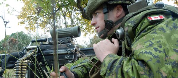 Канадский военнослужащий во время учений - Sputnik Латвия